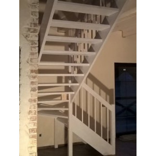 Деревянная лестница на 2 этаж